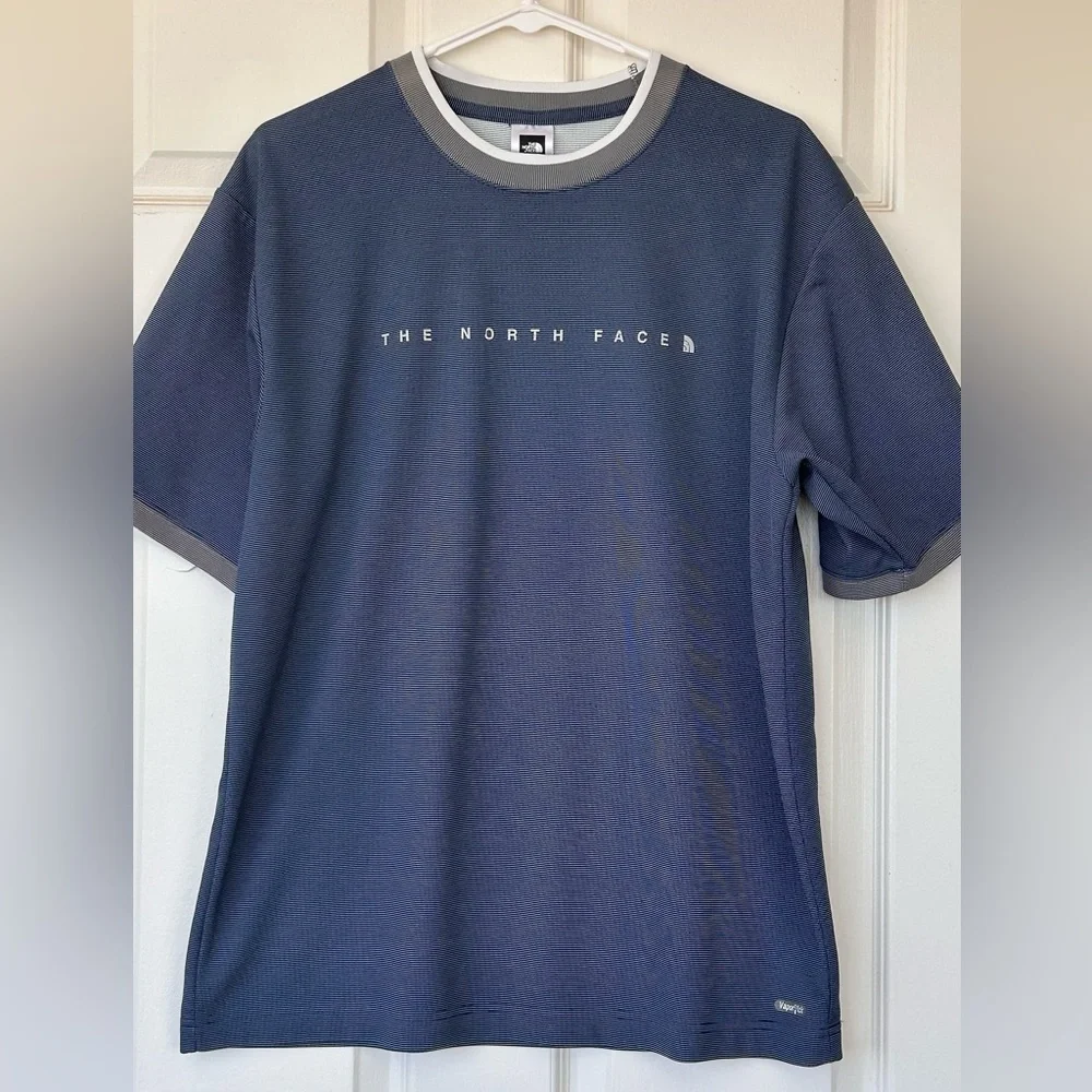 The North Face Men’s Pullover Short Sleeved Size Medium‎